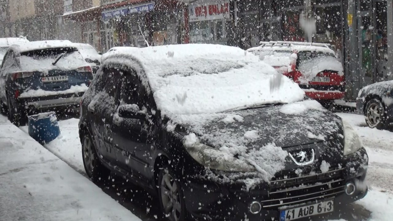 Ahlat’ta kar yağışı