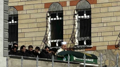 Aile cinayetinde kardeş toprağa verildi, abi tutuklandı