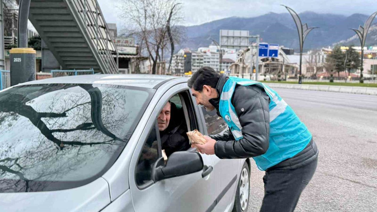 AK Parti Gençlik Kollarının "İftara 5 Kala" geleneği sürüyor
