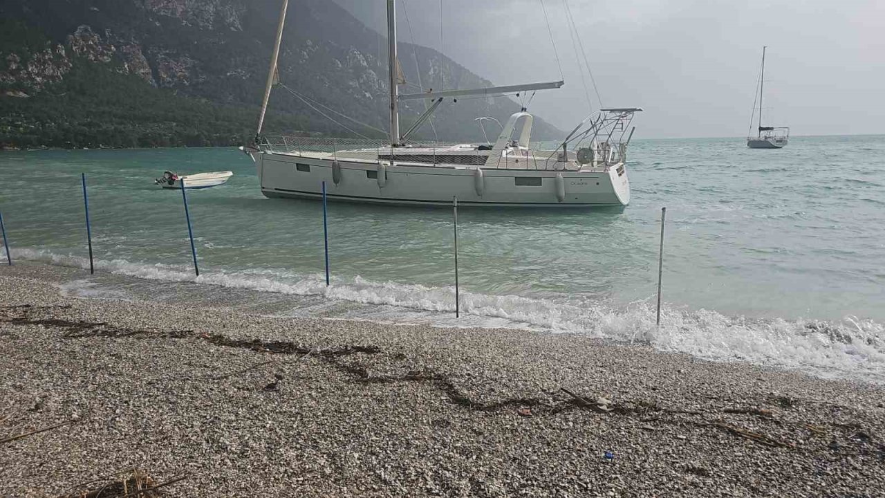Akbük’te şiddetli fırtına ve sağanak hayatı olumsuz etkiledi