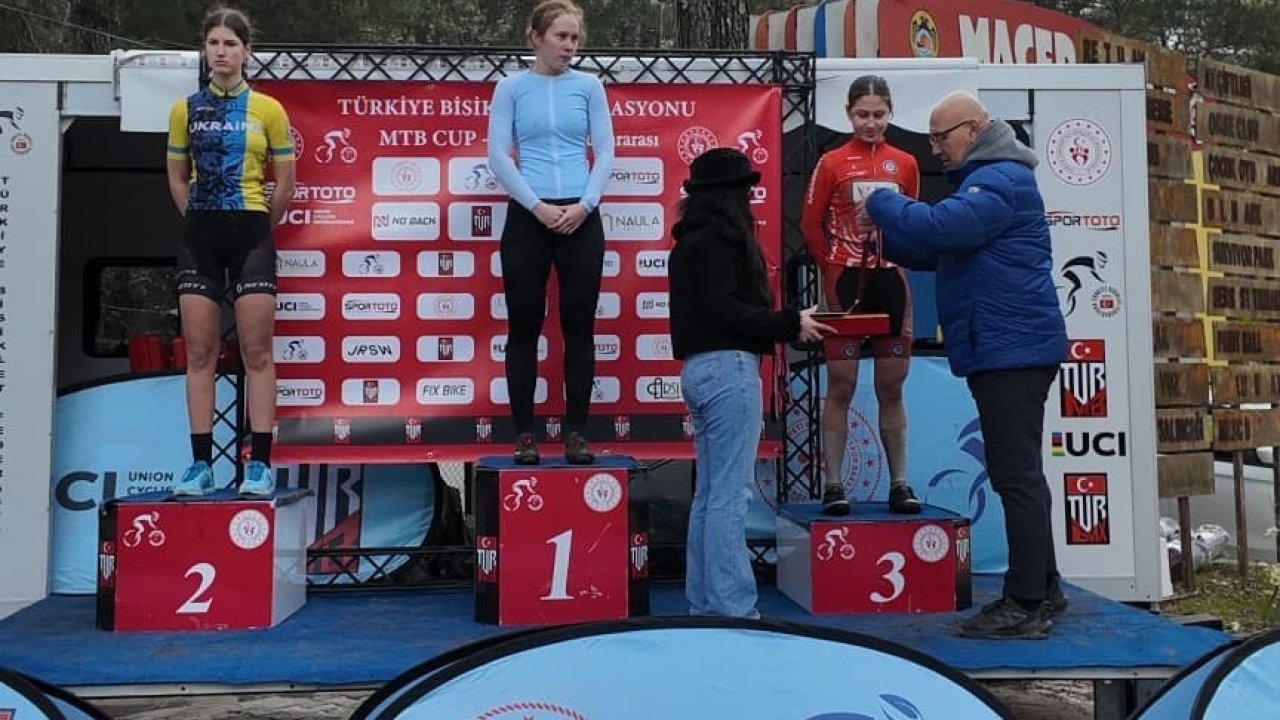 Akhisarlı bisikletçilerden Alanya’da çifte başarı