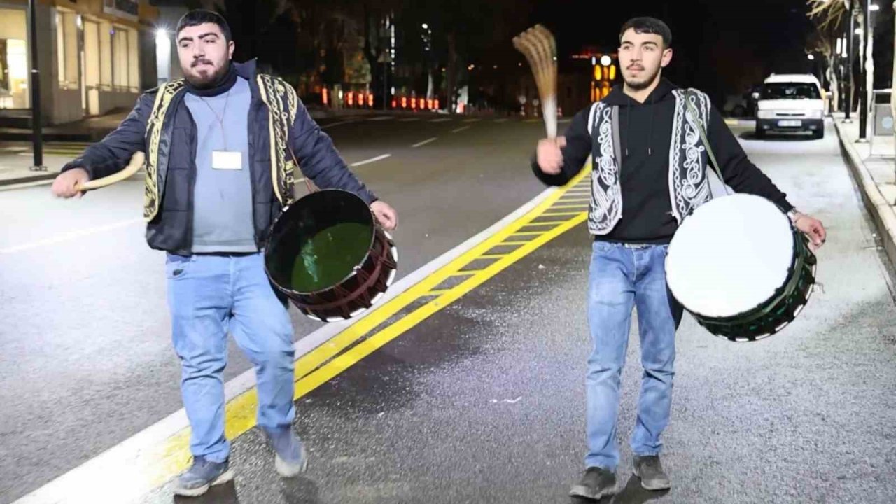 Aksaray’da Ramazan davulcuları hafif kar yağışı altında sahur mesaisine başladı