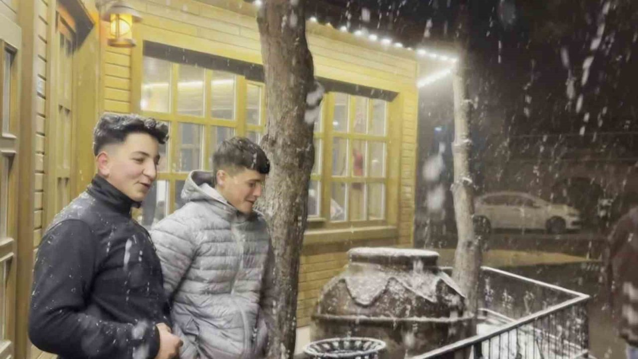 Aksaray’ın Güzelyurt ilçesinde kar yağışı etkili oluyor