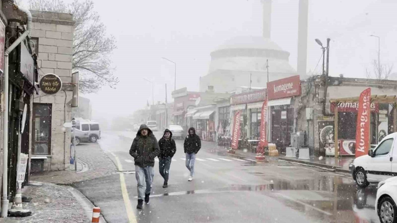 Aksaray’ın yüksek kesimlerinde kar yağışı etkili oluyor