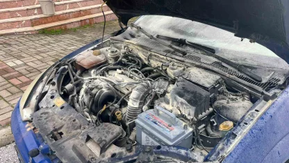 Alanya’da park halindeyken yanan otomobilin motor kısmında zarar oluştu