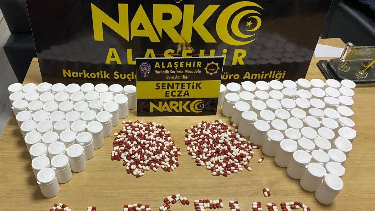Alaşehir’de araçta binlerce sentetik ecza ele geçti: 2 tutuklama