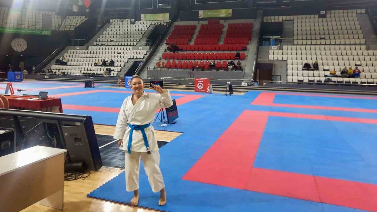 Aliağa Belediyesi Karate Antrenörü Nezahat Ayhan Türkiye şampiyonu oldu