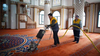 Aliağa’da Ramazan öncesi ibadethane temizliği