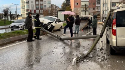 Alkollü sürücünün çarptığı direk başka bir aracın üzerine devrildi