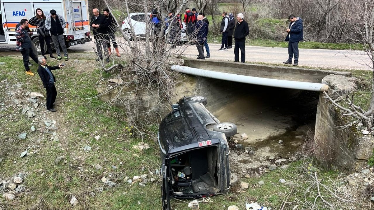 Amasya’da kamyonet menfeze devrildi: 3 yaralı
