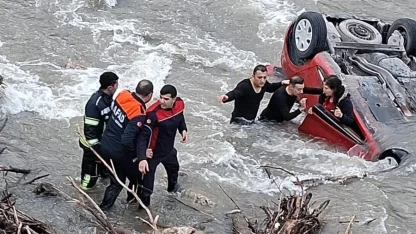 Amasya’da otomobil köprüden Yeşilırmak Nehri’ne uçtu: Anne-kızı ekipler kurtardı