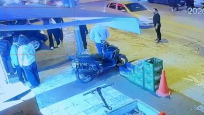 Aniden hareket eden otomobil yaya ve araçların arasına daldı