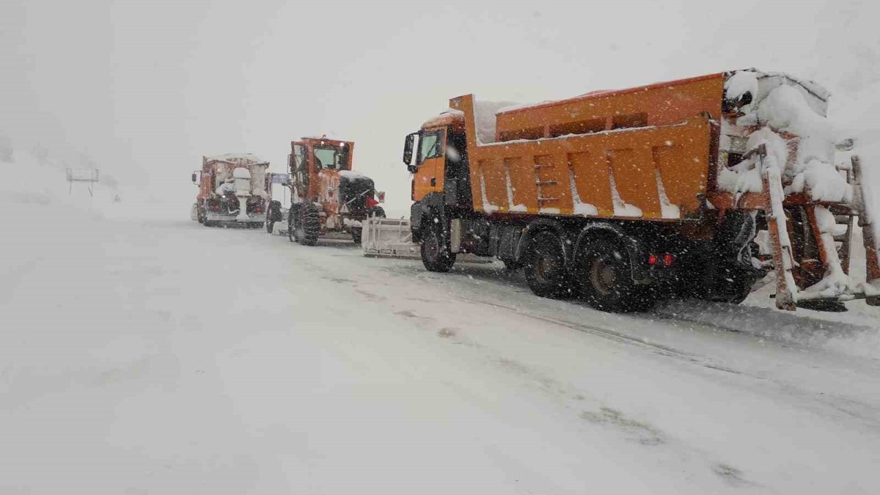 Antalya’da bin 825 rakımlı Alacabel’de kar yağışı