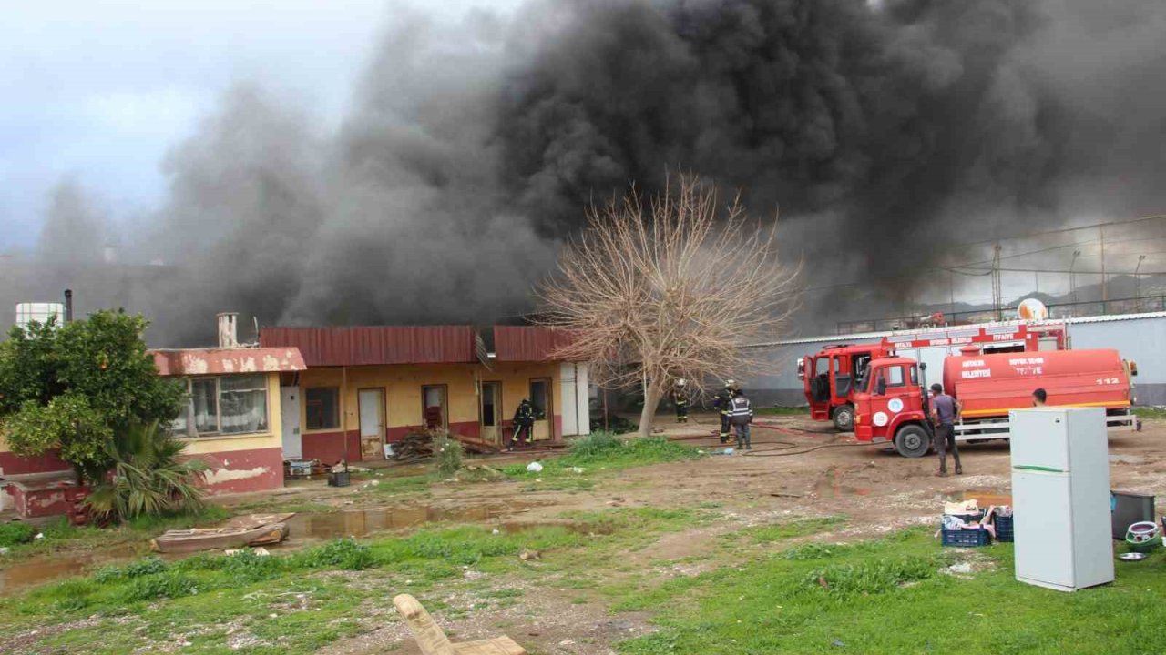 Antalya’da ekmek fırını olarak kullanılan müstakil yapı alev alev yandı
