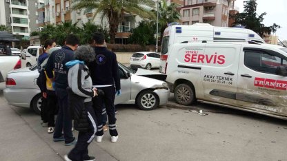 Antalya’da otomobil ile hafif ticari kavşakta çarpıştı: 3 yaralı