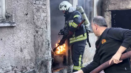 Apartmanın kömürlüğündeki yangın paniğe neden oldu