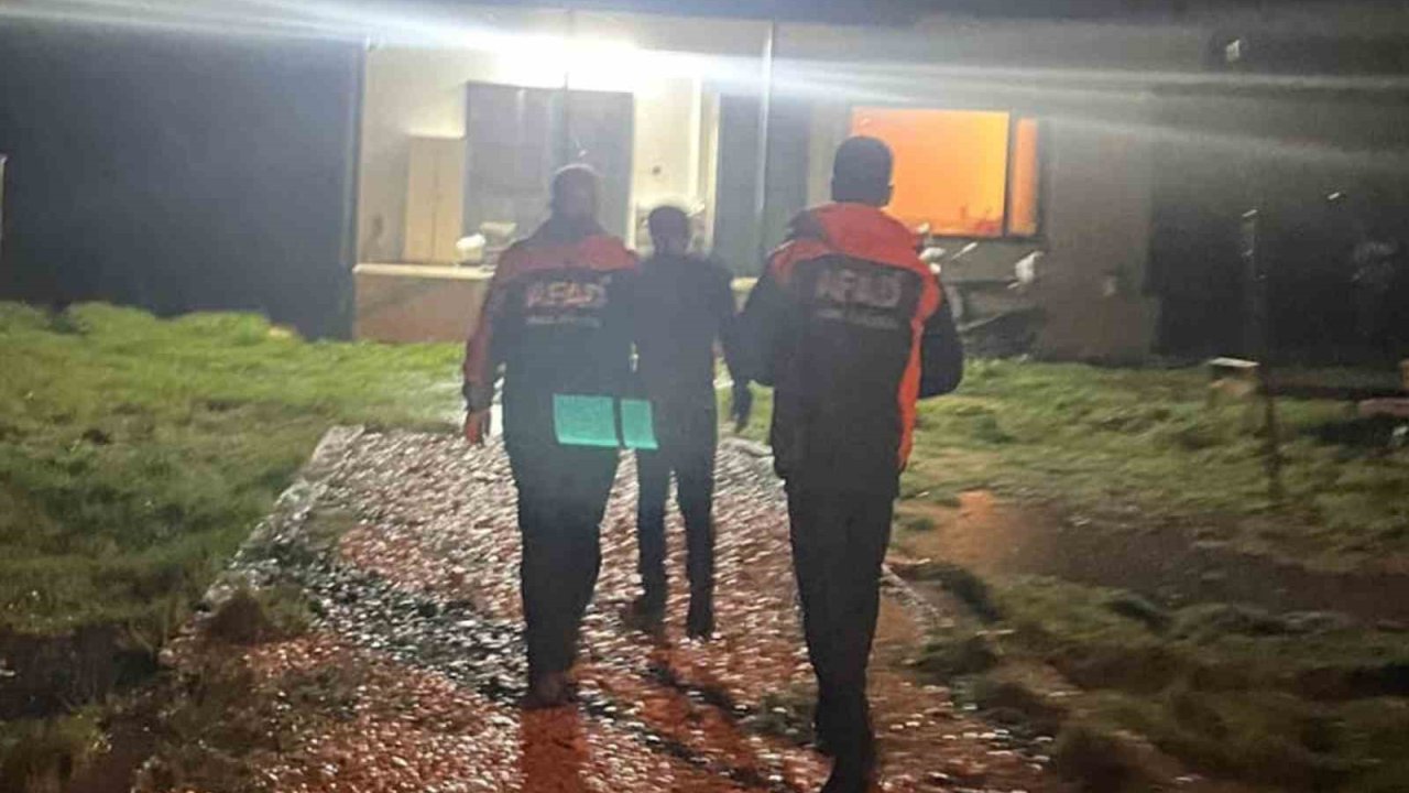 Aracı akıntıya kapılan vatandaş son anda kurtuldu