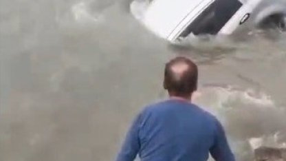 Aracıyla denize düşen sürücüyü Sahil Güvenlik kurtardı