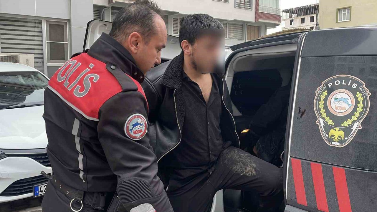 Araçtan uyuşturucu maddeyi attılar, yakalanınca ‘üzerimde bir şey yok" savunması yaptılar