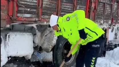 Ardahan’da karda mahsur kalanlara polis desteği
