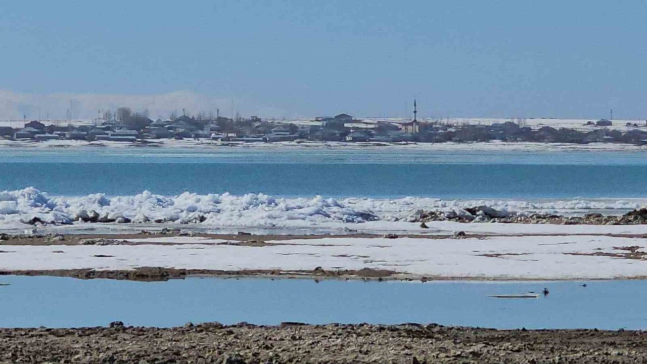 Arin Gölü’nde buz dalgaları: Sahilde metrelerce buz yığını oluştu