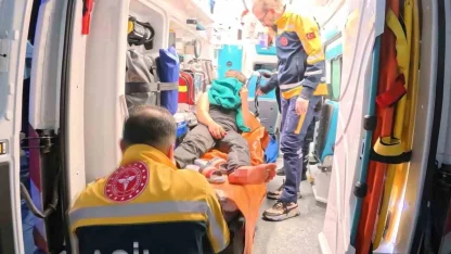 Arkadaşların bıçaklı kavgası kanlı bitti: 1 yaralı