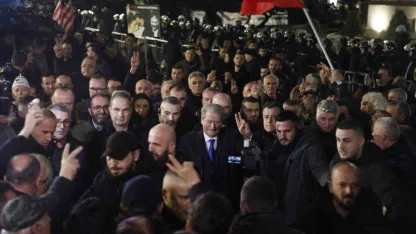 Arnavutluk’ta hükümet karşıtı protestocular ile polis arasında çatışma