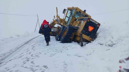 Arpalı’da karla mücadele sırasında iş makinesi kara saplandı