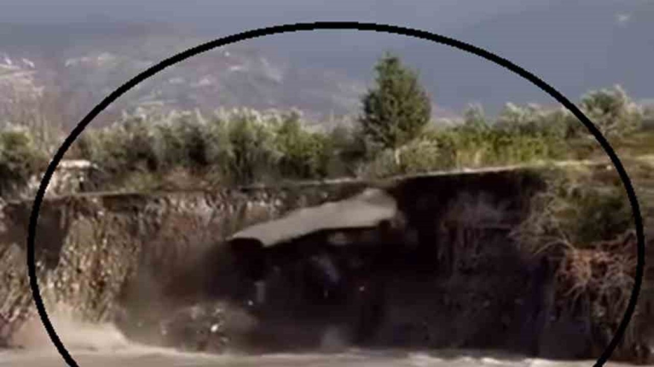 Aşırı yağışla birlikte yolda yaşanan çökme anı görüntülendi