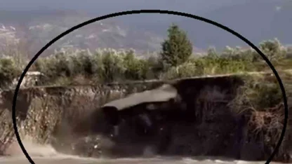 Aşırı yağışla birlikte yolda yaşanan çökme anı görüntülendi