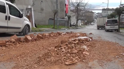 Aşırı yüklü kamyon kayarak iki aracı biçti; o anlar kamerada