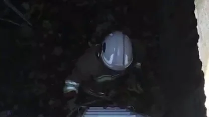 Atık su deposuna düşen kediyi kurtaran itfaiyeci, alkışlarla karşılandı