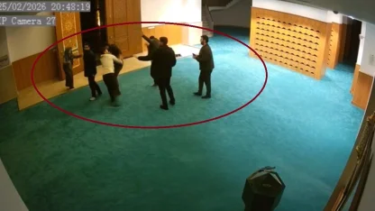 Ayakkabısının kaybolduğunu söyleyip cami görevlilerine saldırdı