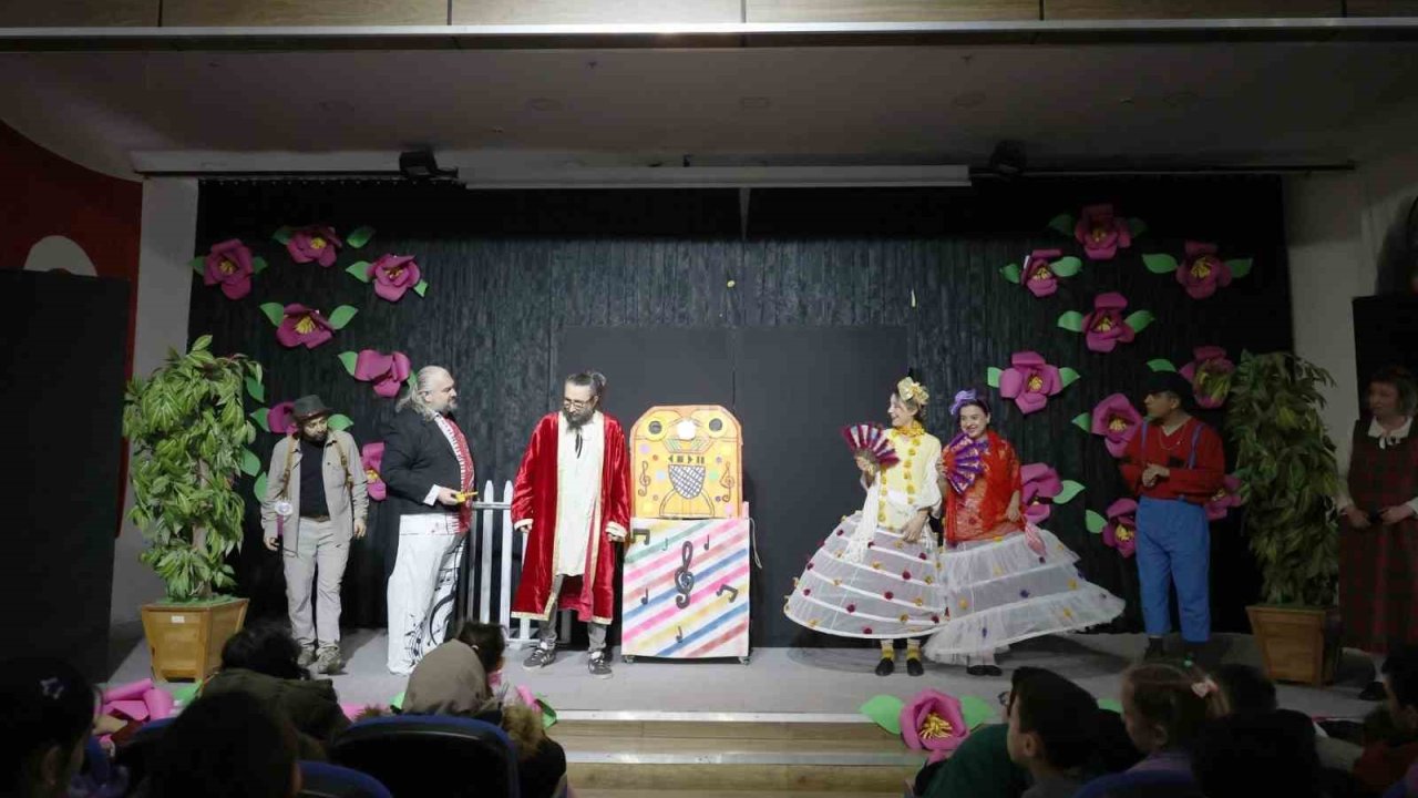 Aydın Büyükşehir Belediyesi’nden çocuklara tiyatro şöleni