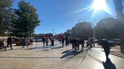 Aydın’da güneş yüzünü gösterdi, çarşıya bahar havası geldi