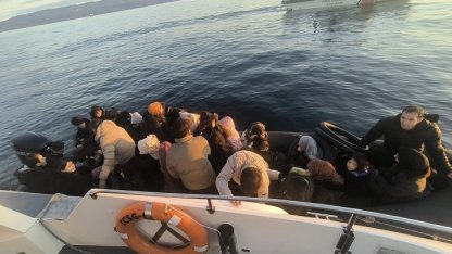 Ayvacık açıklarında 37 kaçak göçmen ile 1 göçmen kaçakçısı şüphelisi yakalandı