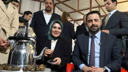 Bakan Göktaş, Batman’da gençlerle "Kabe’de Hacılar Hu Der" ilahisine eşlik etti