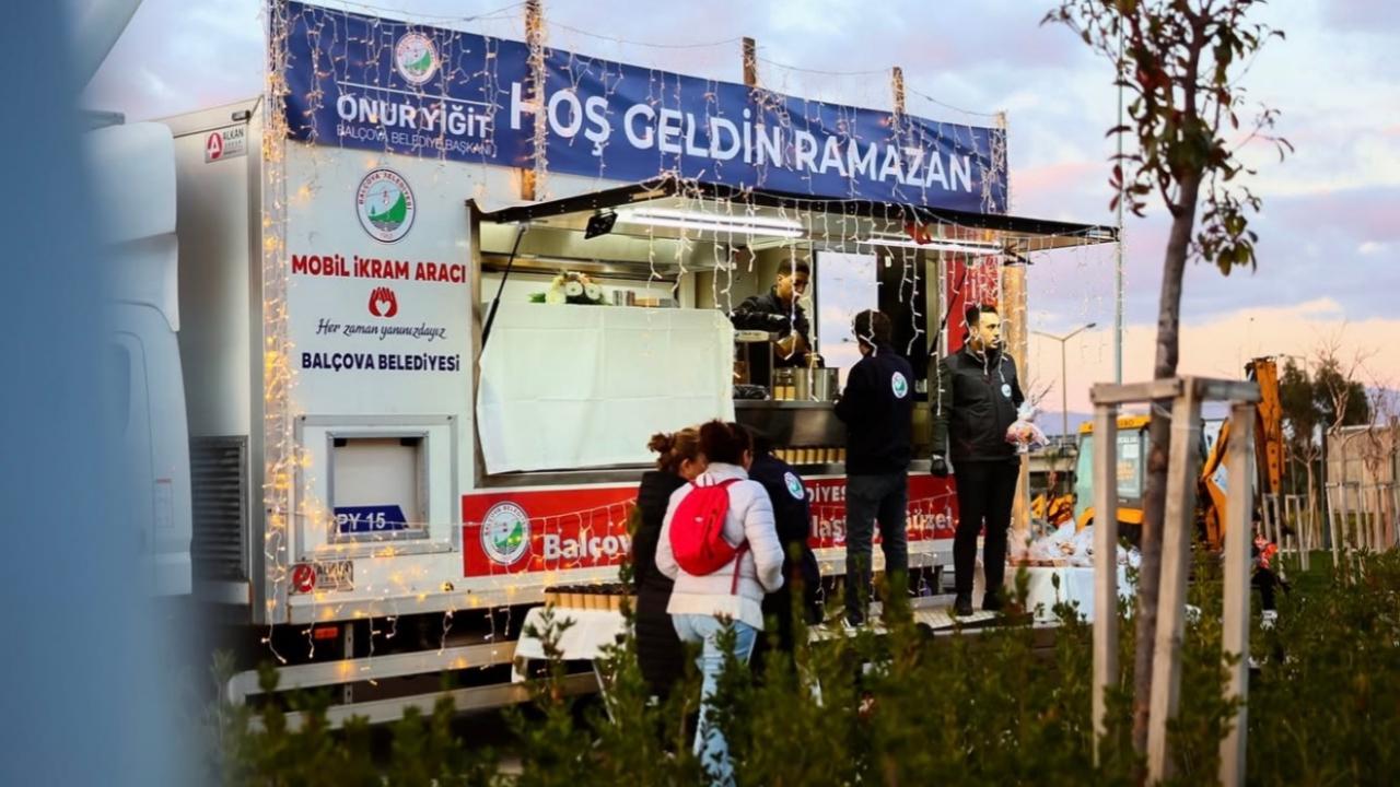Balçova'da iftar saatinde sıcak dokunuş