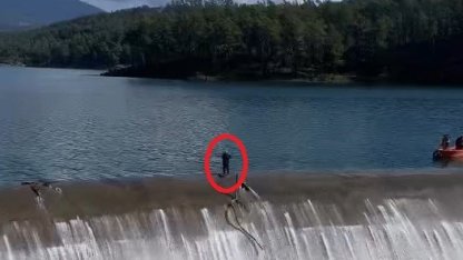 Balık üreticisinin savakları açık barajda yürekleri ağızlara getiren temizlik çalışması