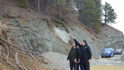 Baraj gölünde artan su seviyesi orman ve arazi yollarında heyelana neden oldu