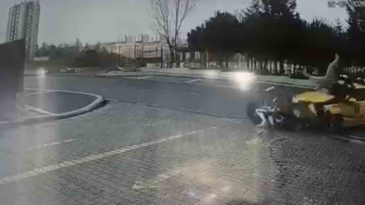 Başakşehir Kayaşehir’de taksi ile motosiklet kafa kafaya çarpıştı