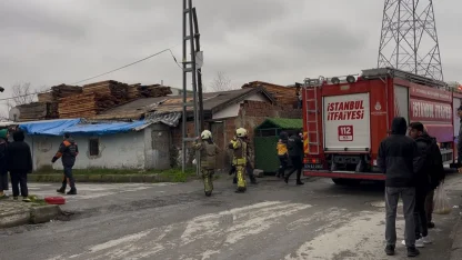 Başakşehir’de 3 katlı binanın çatısı alev alev yandı