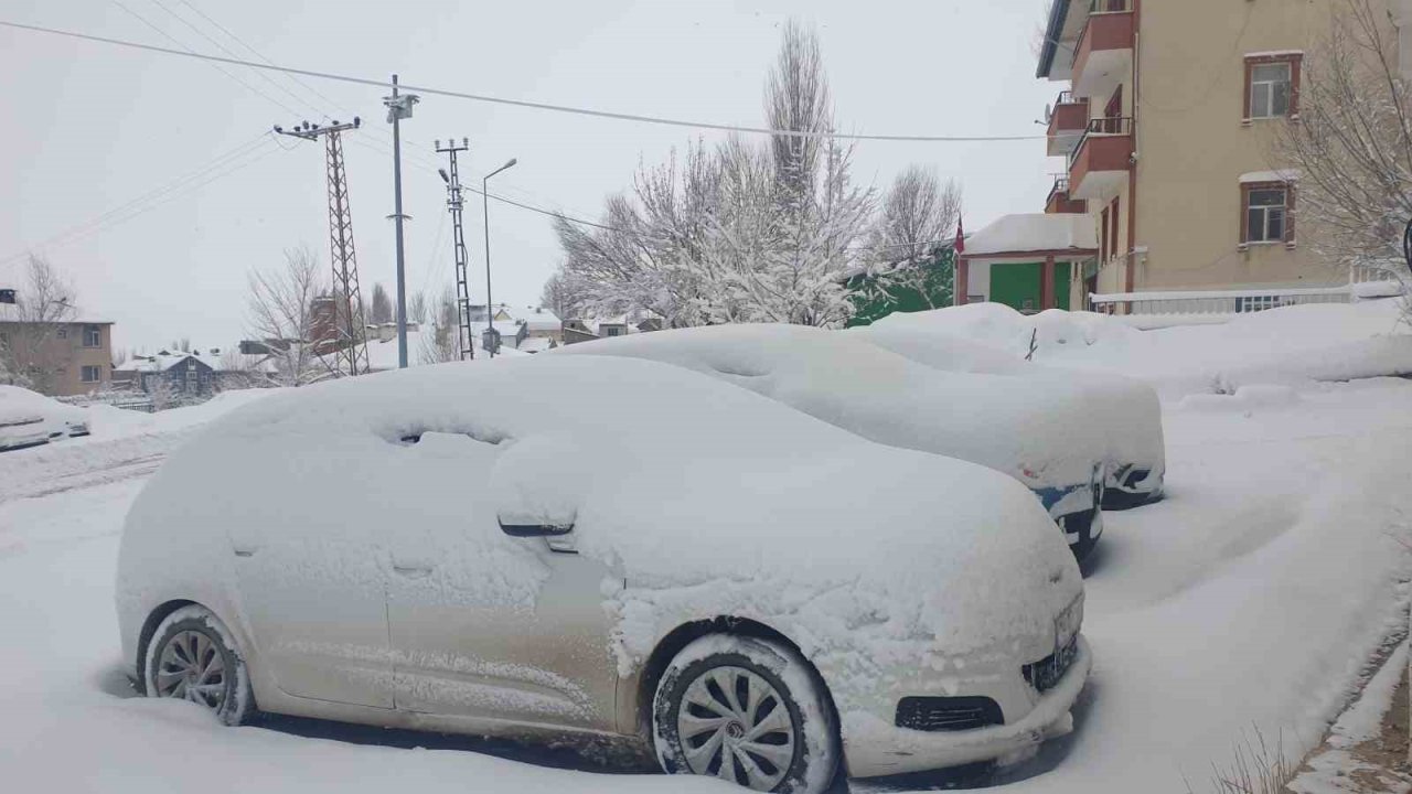 Başkale’de araçlar kara gömüldü: 32 yerleşim yerinin yolu ulaşıma kapandı