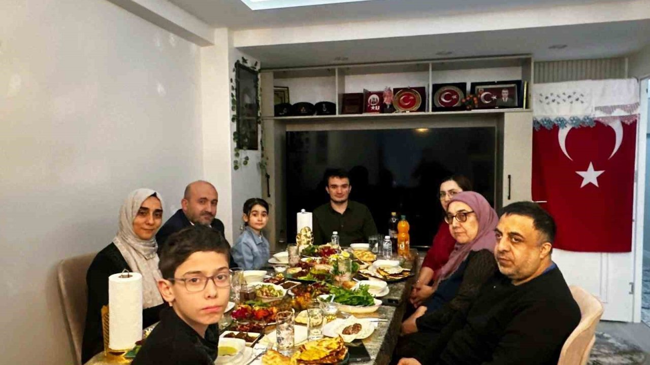 Başkan Albayrak ve ailesi, iftarda şehit evine konuk oldu