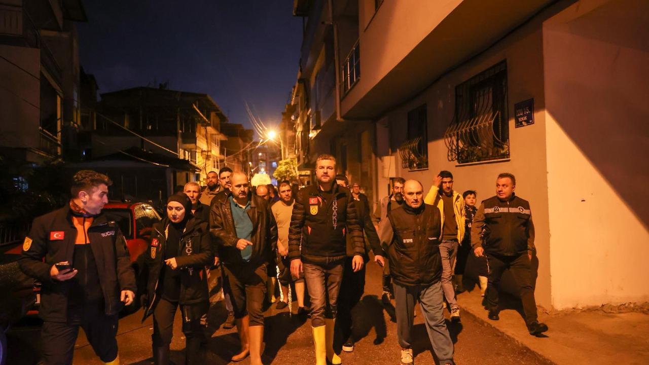 Başkan Görkem Duman gece boyunca sahadaydı