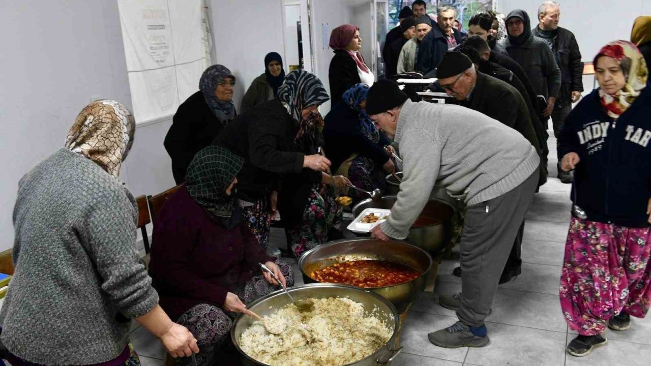 Başkan Hakan Şehirli komşularıyla aynı sofrada