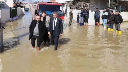 Başkan Şimşek çizmeleri giydi, su baskınının yaşandığı sokakta inceleme yaptı