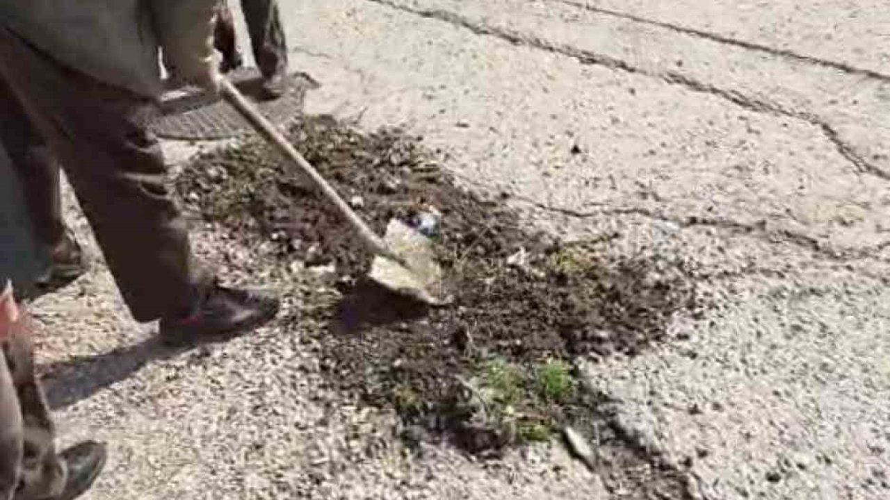 Başkentte belediyeden umudu kesen vatandaşlar köstebek yuvasına dönen yolları kendileri onardı