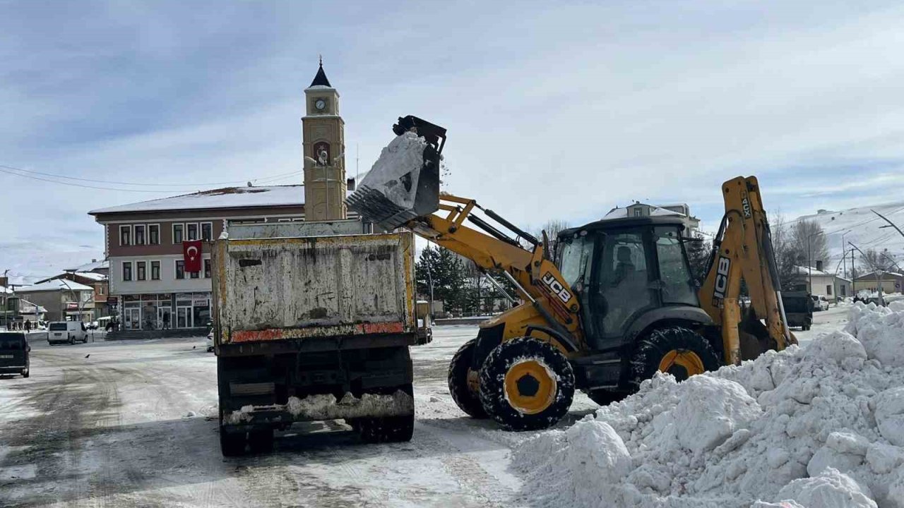 Bayburt’un ilçe ve beldelerinde kar mesaisi devam ediyor