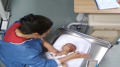 Bebeğe şiddet uygulayan hemşire mahkemede, "Bende bir anneyim çocuğumun bana ihtiyacı var"